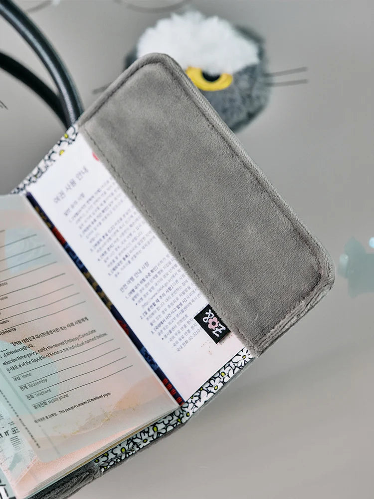 [PRE-ORDER] ZO&FRIENDS - ZOA PASSPORT COVER SIGNATURE