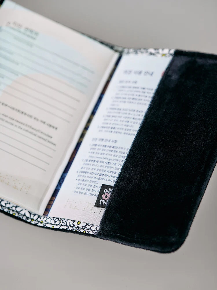 [PRE-ORDER] ZO&FRIENDS - ZOA A&NE PASSPORT COVER SIGNATURE