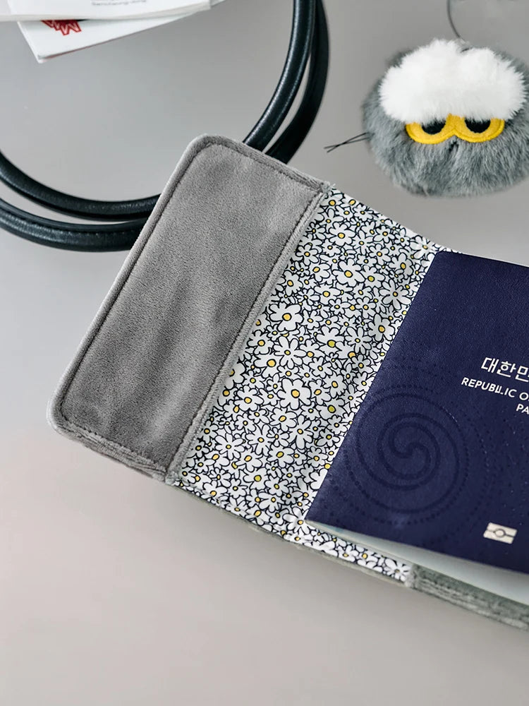 [PRE-ORDER] ZO&FRIENDS - ZOA PASSPORT COVER SIGNATURE
